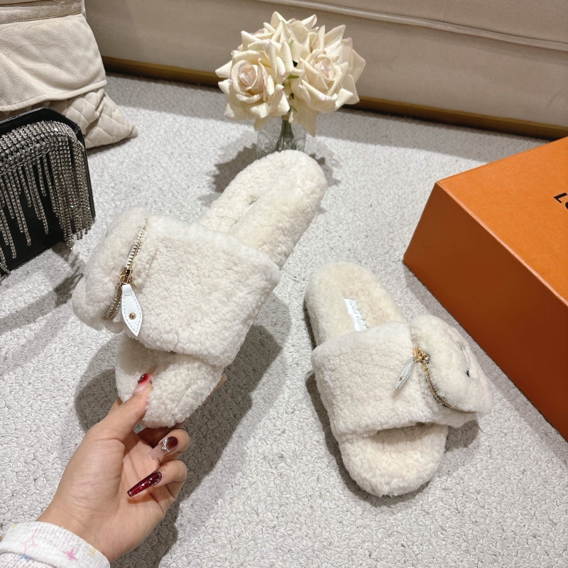 l0vis Vvtt0n slippers
